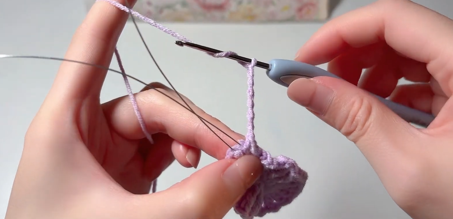 Making the chain base of a crochet Crape Myrtle petal