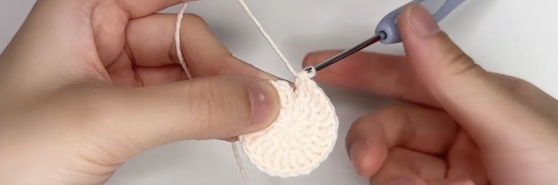 Crocheting the round centre of a tulip coaster